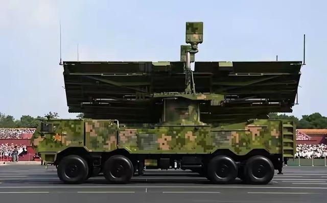 解放军列装定向能武器，美媒：或终结无人机时代，是美国的“不祥信号”常看军事的