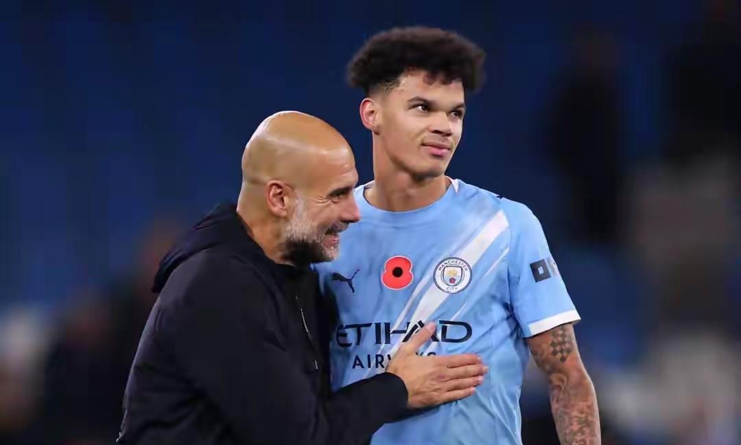 瓜迪奥拉又一神作，将奥莱利该造成了左边后卫，掐死萨拉赫，不仅防守出色，进攻也是上