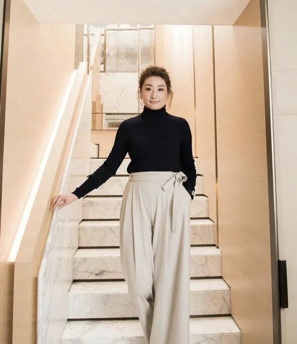 宗馥莉成就了娃哈哈集团以前以为是宗馥莉接的父亲的班，现在才发现，是她一手打造了