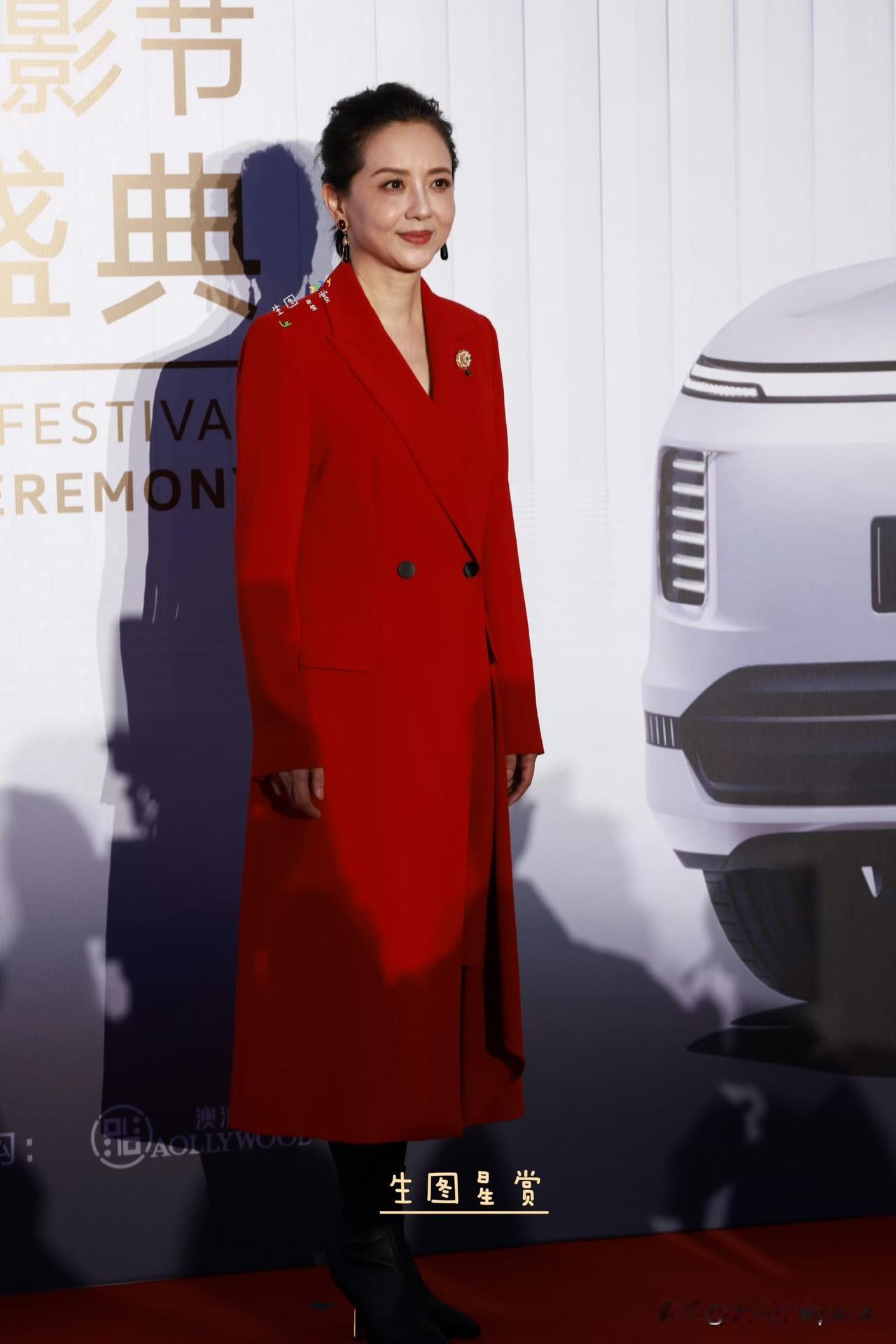 最近红毯，陶慧敏，张凯丽两位老戏骨引起热议，她俩一个自然优雅，一个用力稍猛。陶