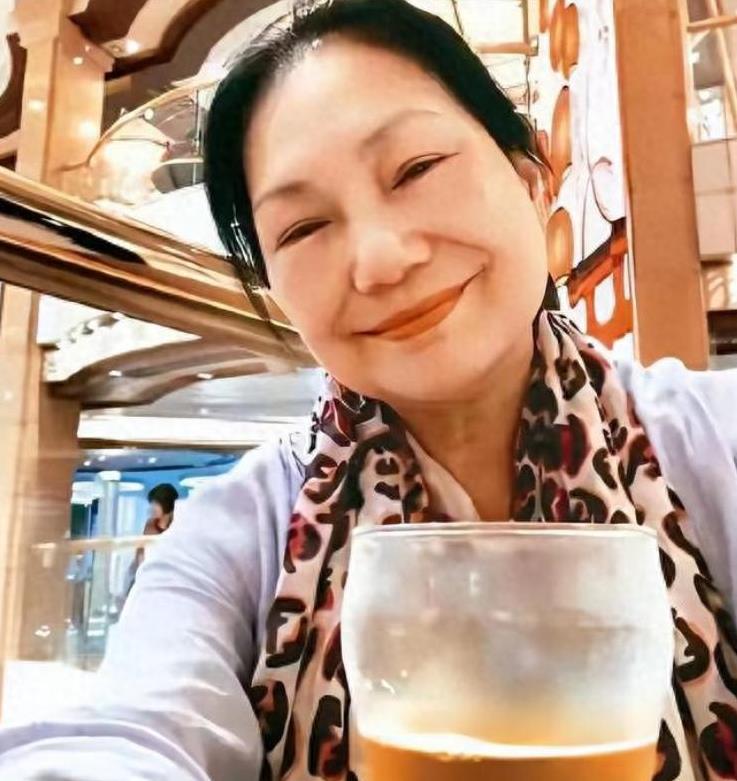 S妈又发文了，恳求大家放过她，内容全篇自相矛盾，自私又虚伪。她妈晒出大S在世时