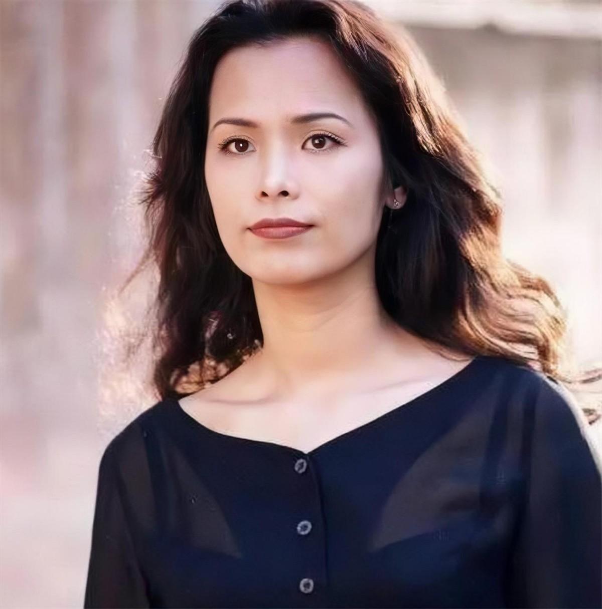 韦唯说自己是家里最不受待见的一个孩子，从小被父母打大的。韦唯兄妹三人，上边有