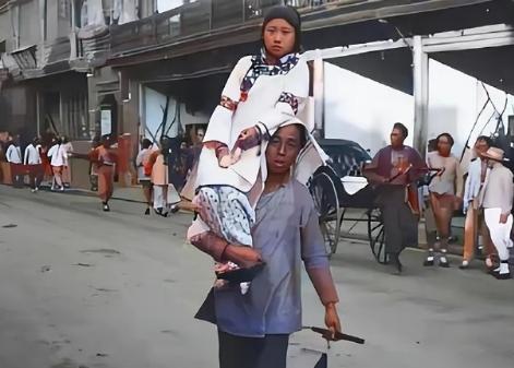 封建制度之下，老百姓日子过得有多苦，连清倌人都坐不起轿子而选择了让小厮扛着走。