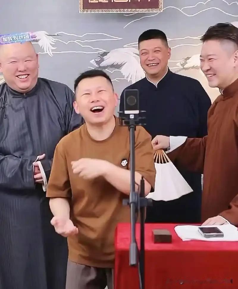 曝曹云金说道：“刘云天，你小子想回德云社，是不？”刘云天回应：“没错。我不想在你