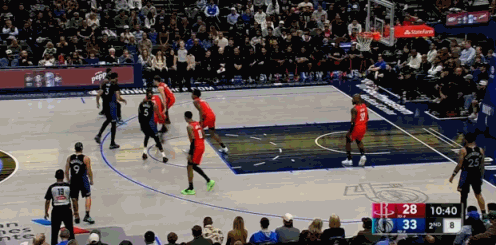 正面大帽浓眉！这年轻人！今天独行侠队对阵火箭队的比赛，第二节10分39秒，浓