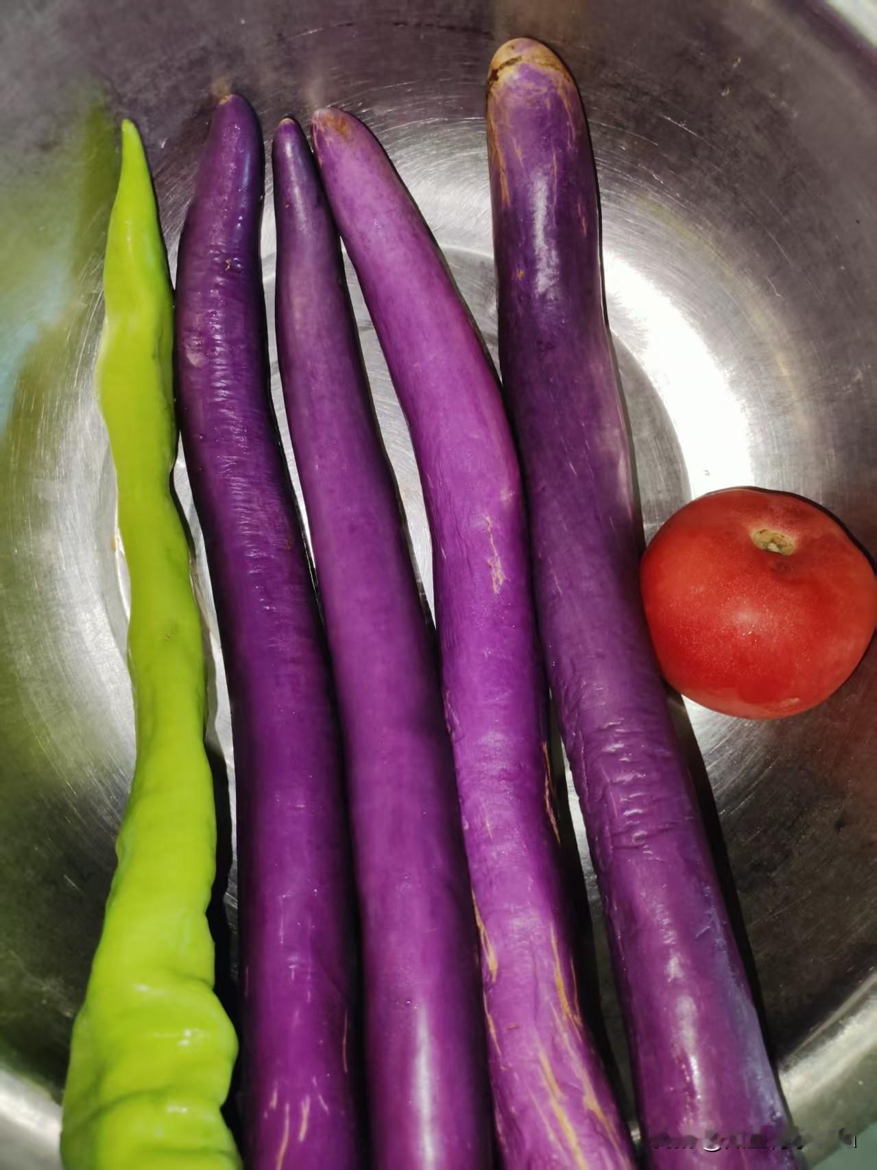 我发现糖尿病人吃清蒸茄子泥非常有益处，因为茄子热量低，碳水很少，升糖速度缓慢