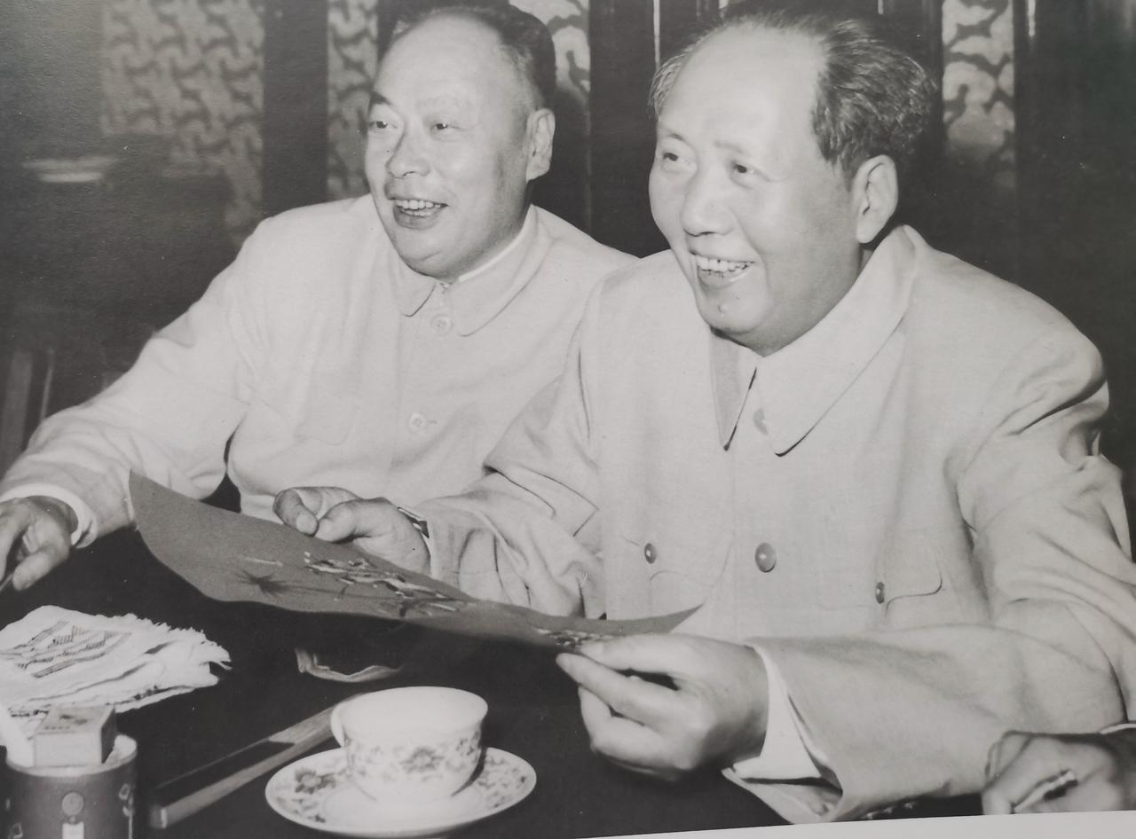 1947年陈毅回到陕北，毛主席，周总理，任弼时，彭德怀和贺龙一起为他接风洗尘。没
