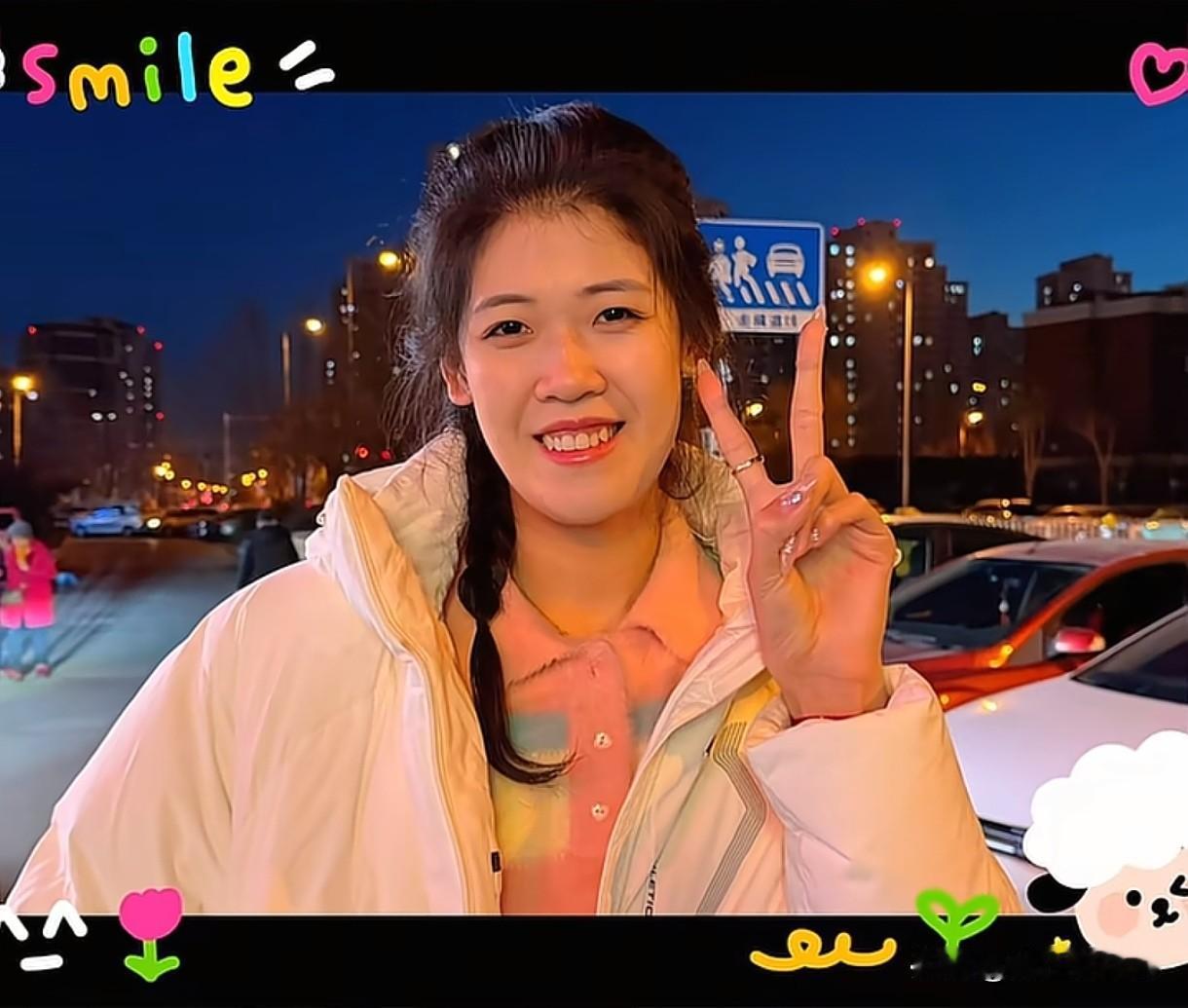 李盈莹回天津后状态不错，和妈妈去吃了大餐，还做了美甲，她妈妈还给她编了头发，母女