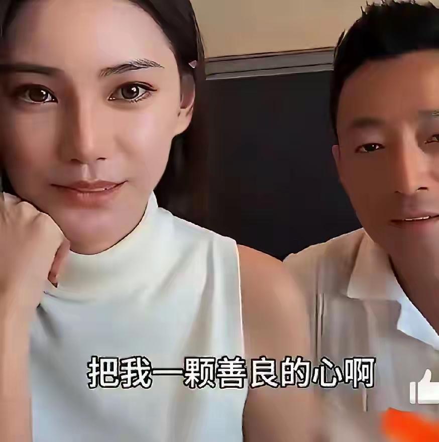 小菲没有那么疼爱小梅，她才什么都自己去做，错了，人家两个人相处方式不一样，都在努