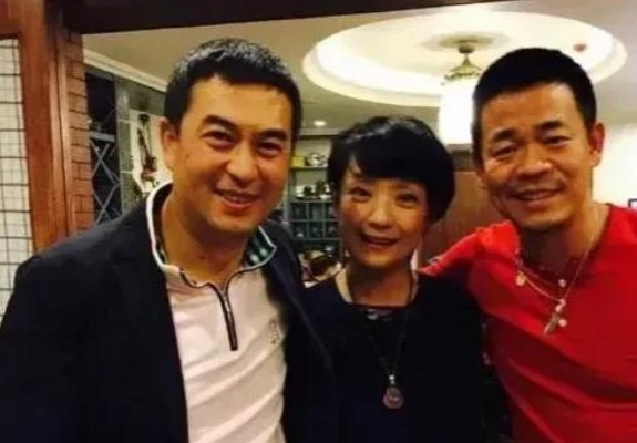 有一次，孙浩去张嘉译家吃饭，张嘉译的老婆王海燕做了一大桌子菜招待他们，张嘉译说：