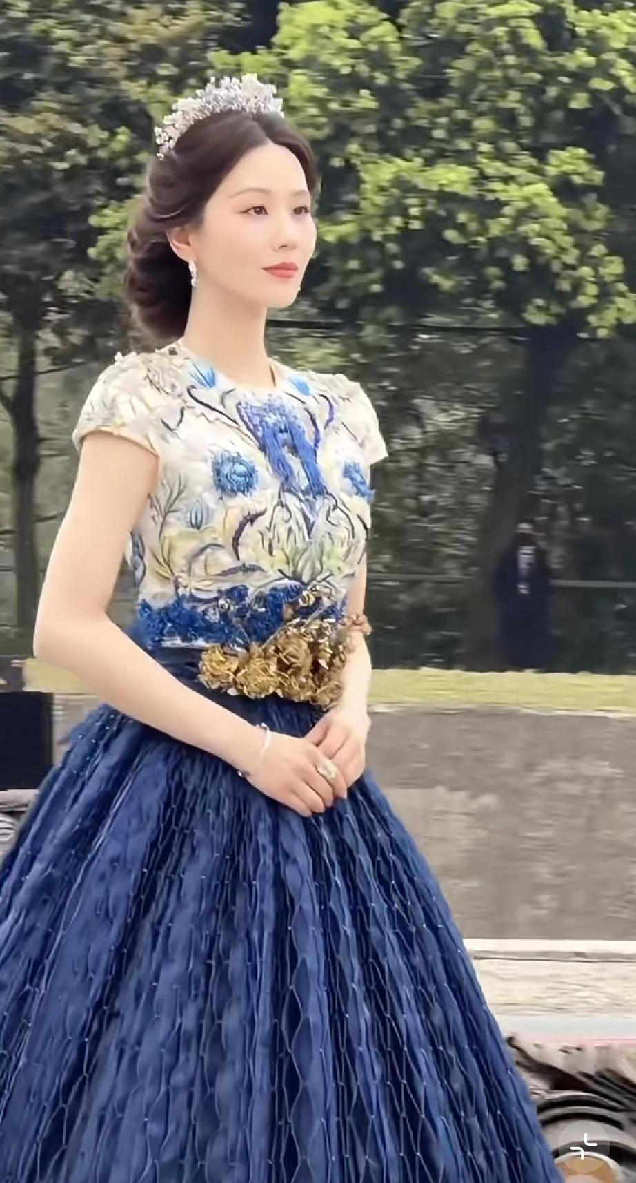 3月27日，刘诗诗走红毯公主造型曝光，眼睛有点内斜视，脸上有点沧桑，但整体上还是