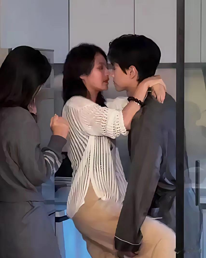 现在短剧的女导演真敬业，看到男主是个帅哥，居然亲自指导感情戏，都说男女授受