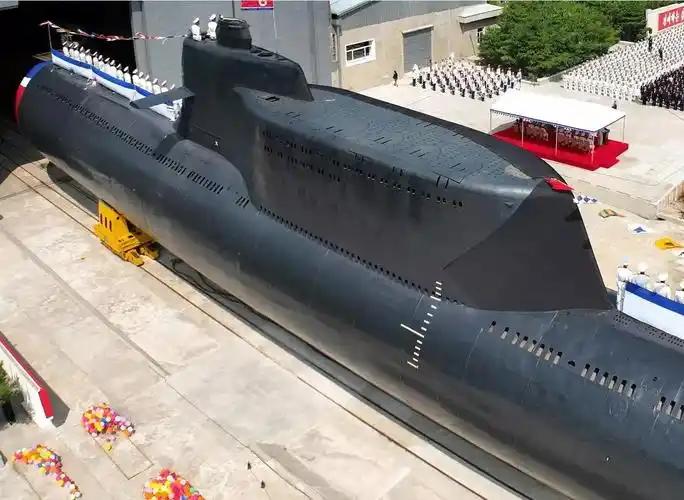 朝鲜新型核潜艇的龟背有以下作用：•容纳导弹发射系统：现代潜射弹道导弹为