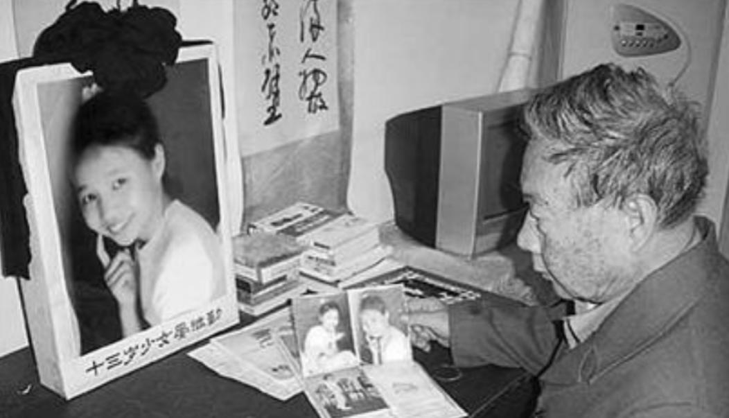 2005年，一场令人震惊的悲剧发生：清华教授13岁女儿因与公交售票员口角，遭掐死