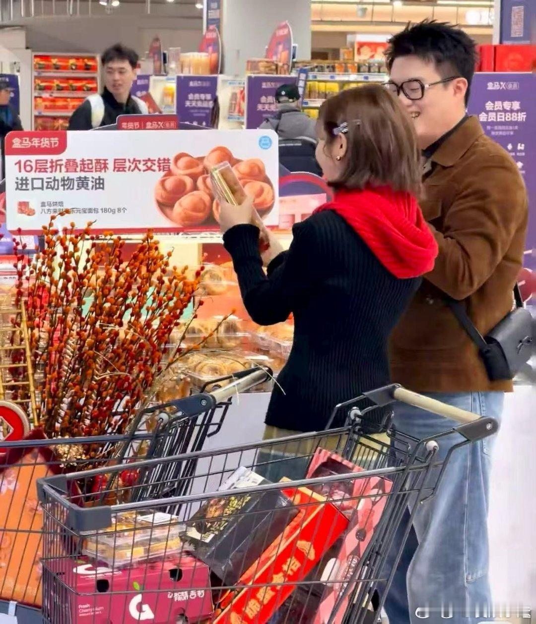 过年囤苹果，大概是最稳妥的善良。不用泡盐水，不用怕过敏，洗干净就能啃；脆甜的，蒸