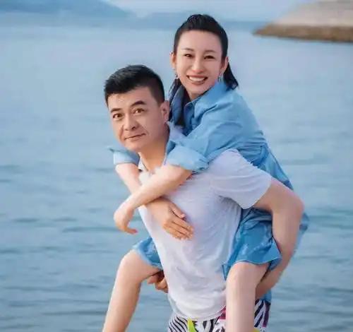 从三金影后到撒娇小女人，女人的爱情秘诀！秦海璐是三金影后，可一到家就变撒娇小女