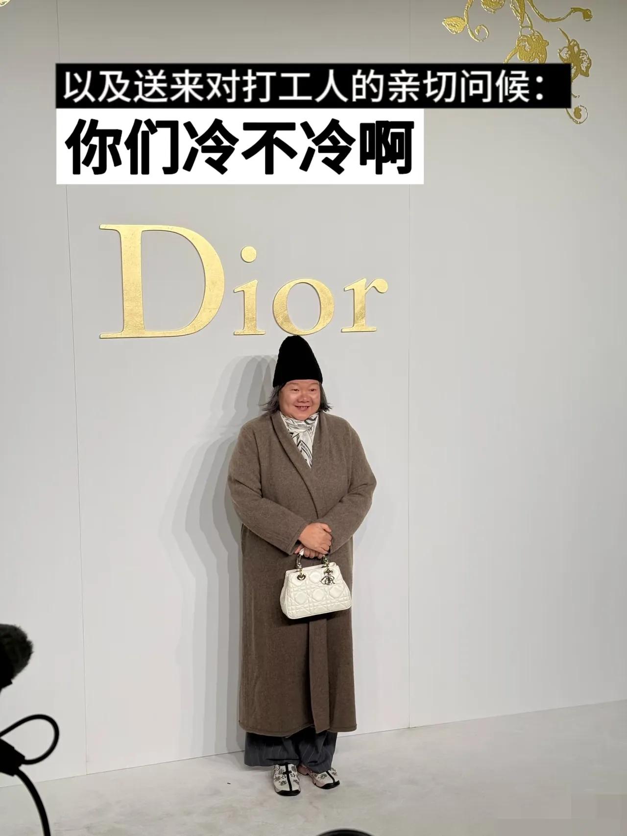 看到陈凯歌前妻洪晃这副造型，着实觉得有些滑稽。一顶高高的帽子下，衬着一张圆圆的脸