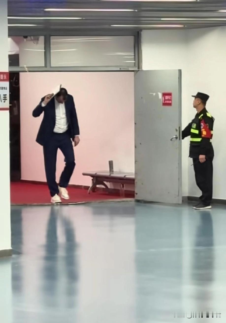 拉科维奇百思不得其解！广东男篮输给山西男篮后，拉科维奇拿着战术板拍拍脑袋，心有