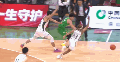 真是看不到CBA裁判的判罚！莫兰德被犯规，却让鄢手骐罚球，后者2罚全中后，裁判回