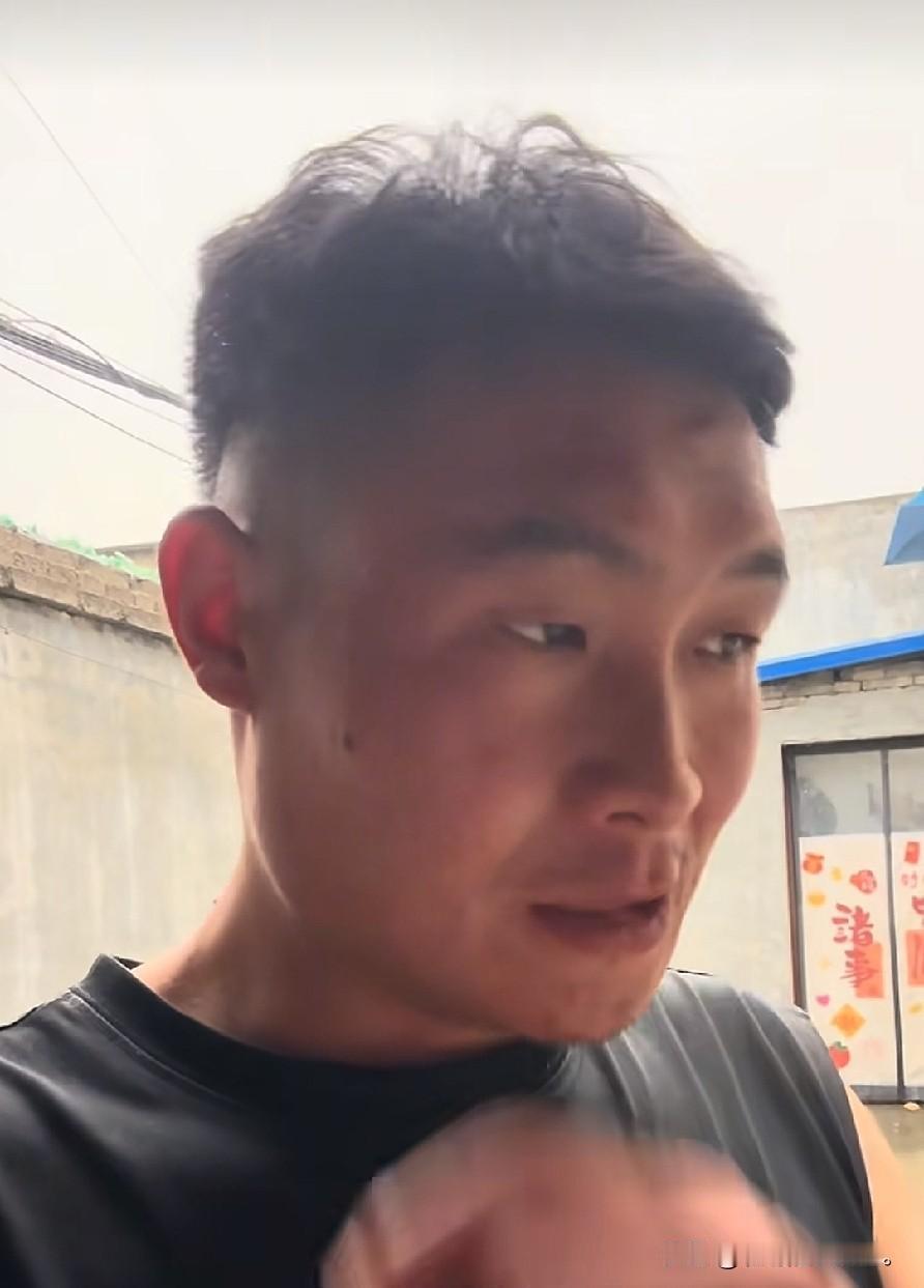 小故事！因为小飞在丈母娘家里，待的时间太长，小飞又不是上门女婿，所