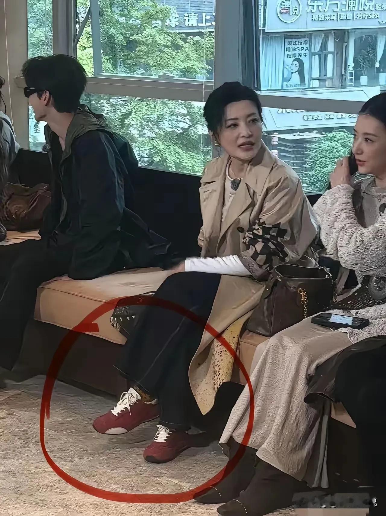 女神这双鞋子太好看了，这个牌子还是第一次见，谁懂啊？这是什么品牌呢？