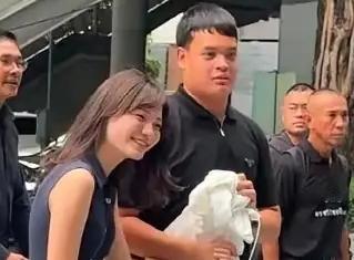 泰国这位王子，开窍了？21岁的提帮功，突然间长大了！有了女友，高调晒恩爱！