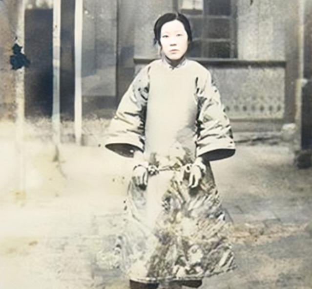 1925年，东北大名鼎鼎的女匪首张淑贞躲到妓院避难。有一回，她照例接客，谁知刚脱