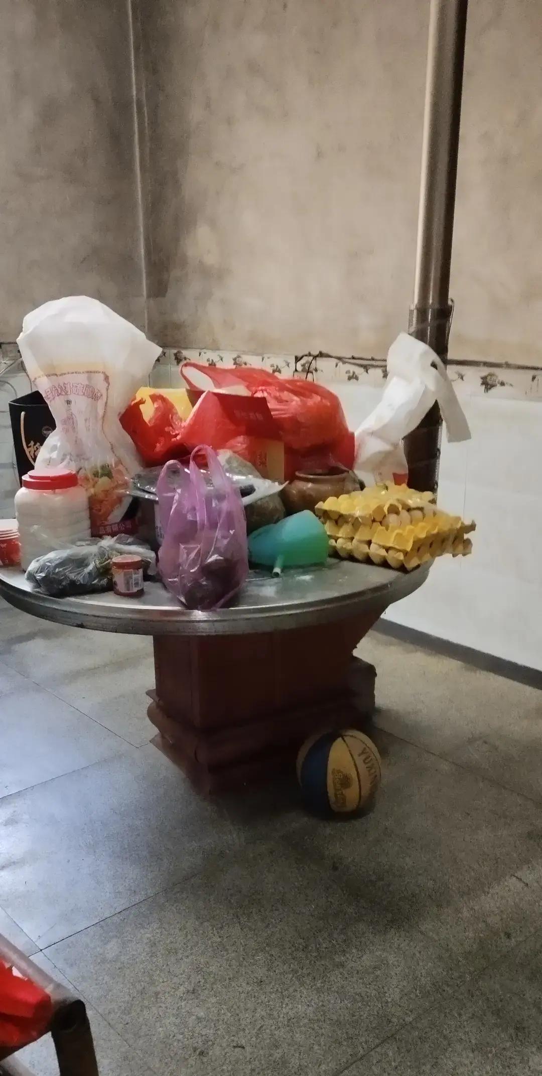 腊月二十八刚踏进婆家，我差点以为自己走错门。玄关堆着腌菜缸和化肥袋，厨房灶台