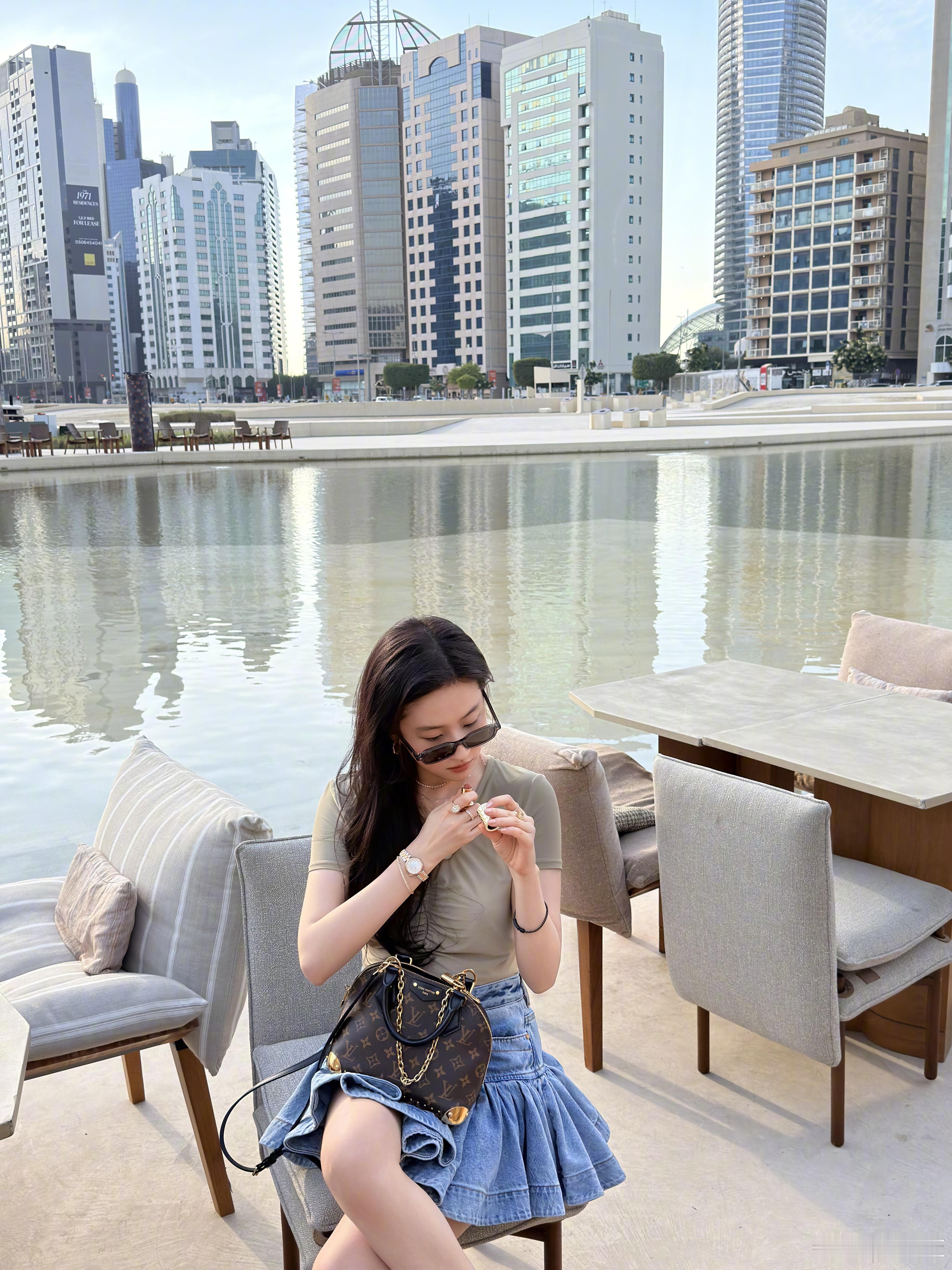 刘亦菲自己涂口红裙子好好看