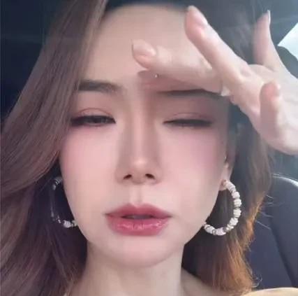 戚薇又一次承认自己医美过渡，戚薇和丈夫李承铉一同参加了综艺《妻子的浪漫旅行》时，