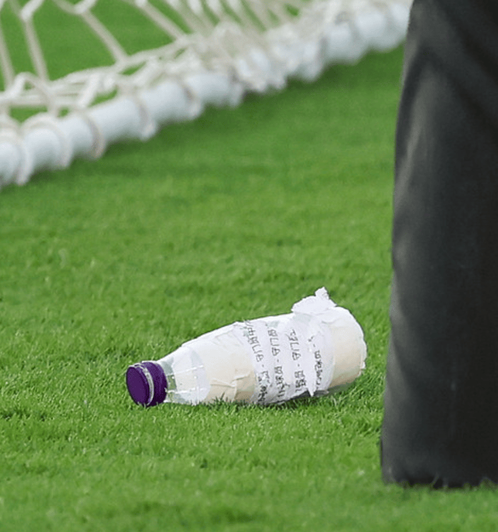 独门秘籍! 李昊水瓶上的小纸条被摄影拍到