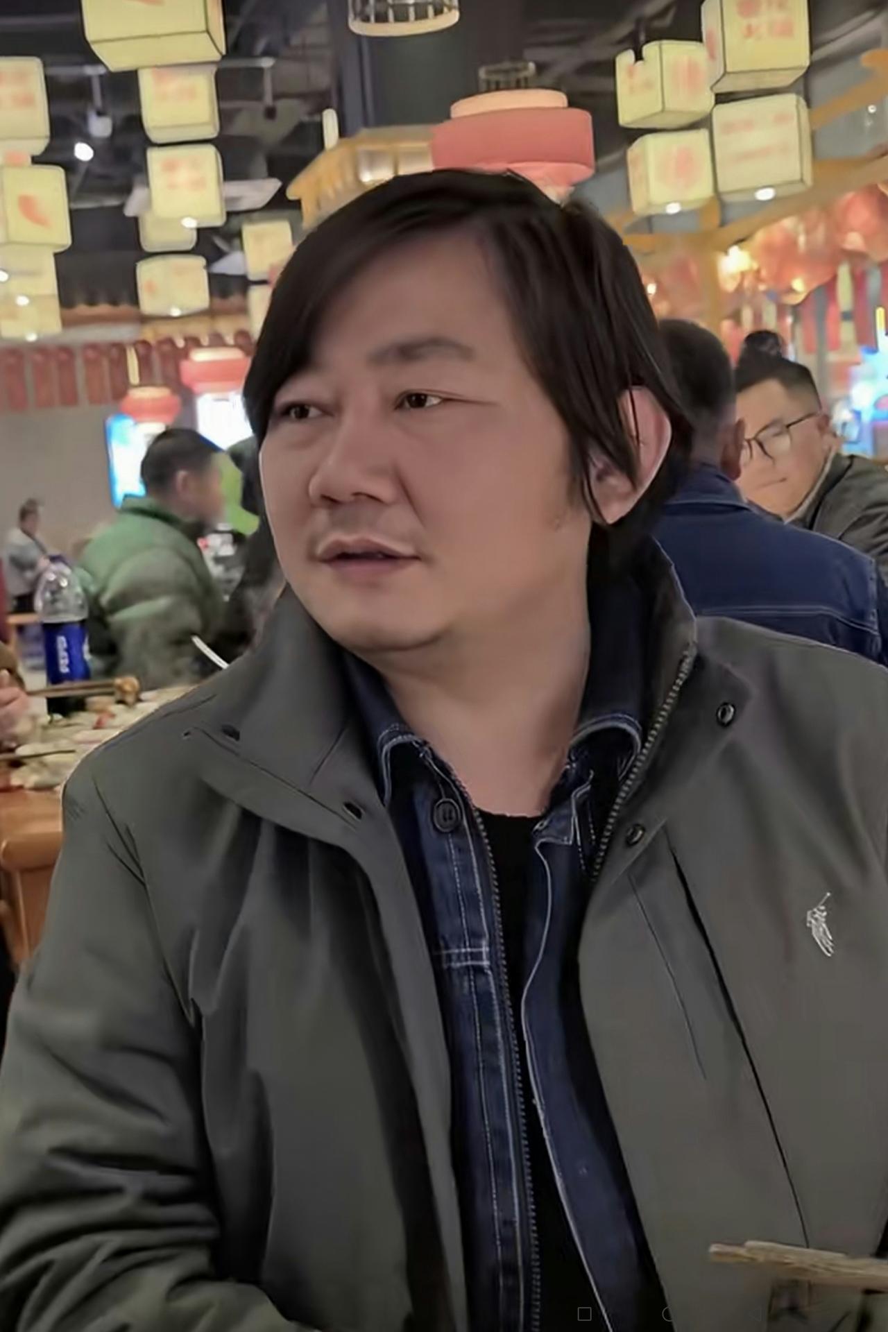 大家猜猜张雪冬天穿的衣服会是多少钱一件的？据张雪自己给同事讲：自己买衣服都是到