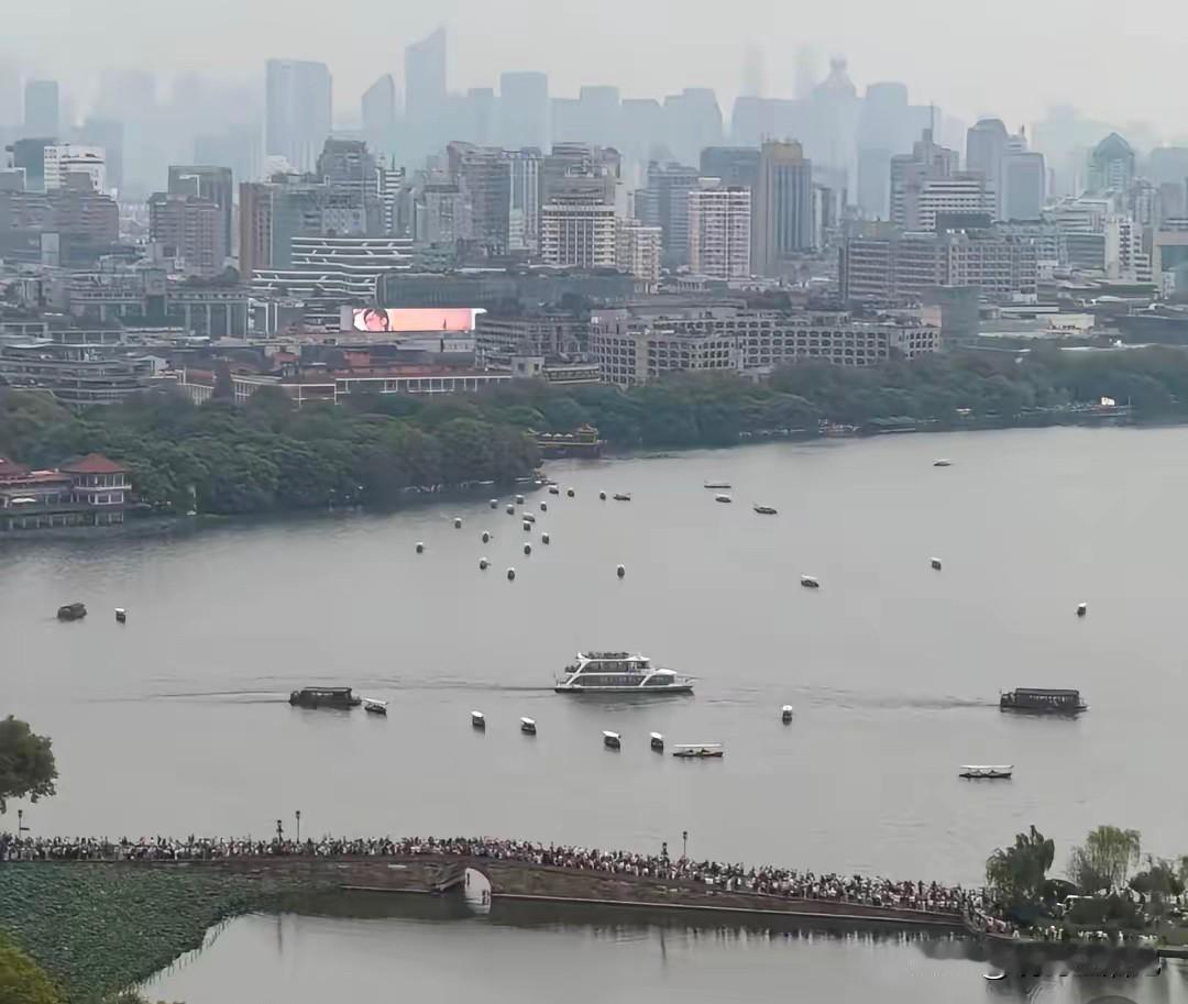 这是我国一个非常有名的景区，你能看出来是哪不