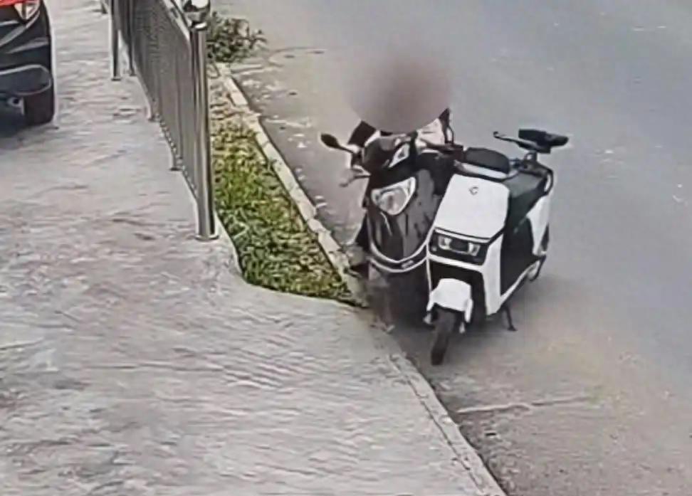 “这儿媳妇火了！”广东揭阳，一大哥将电瓶车违停在路边，不料却酿成大祸！一七旬老人