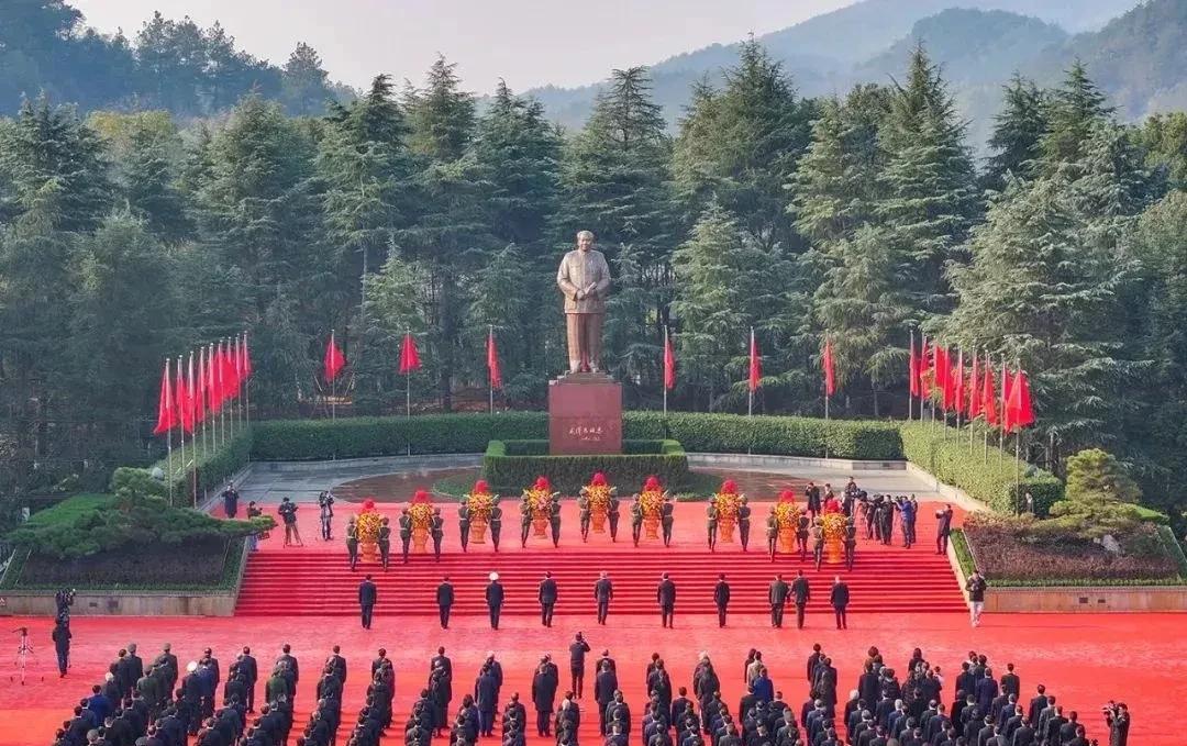如果上个世纪八十年代没有顶住否定毛主席和毛泽东思想的歪风，今天的中国会是一个什么