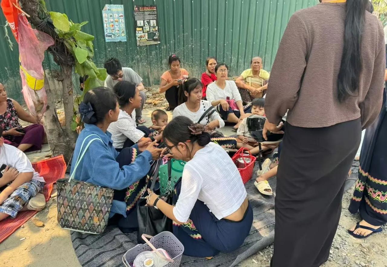 现场照片：今天下午，缅甸突发7.9级大地震，曼德勒市街头，正在避难的中国游客和缅