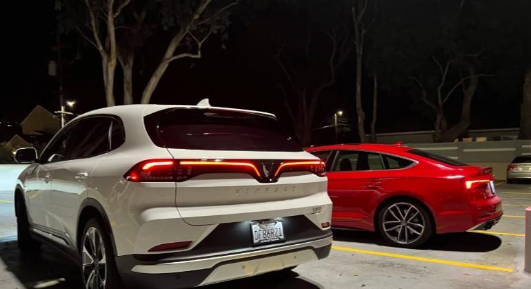 一个中国留学生在美国租了辆越南电动车，开了两周后说了句大实话：“配置是真的全，开