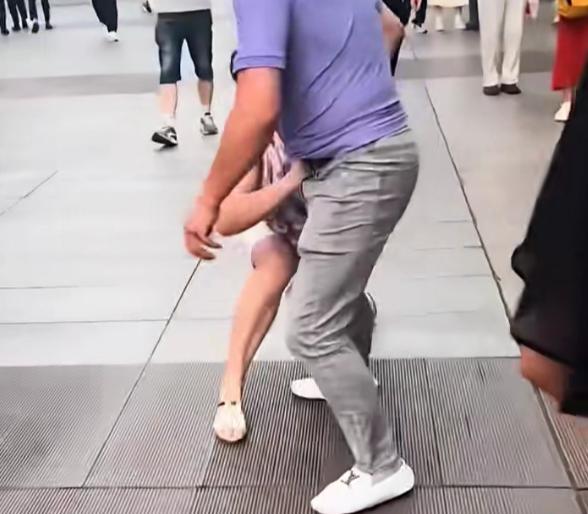 "纠缠不休太离谱！"浙江乐清一女子分手后死活放不下前男友，隔三差五跑去对方家里