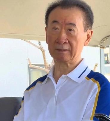 王健林72岁，他的万达比恒大早爆雷4年，欠债几千亿，但他没有想法转移现有资产。2