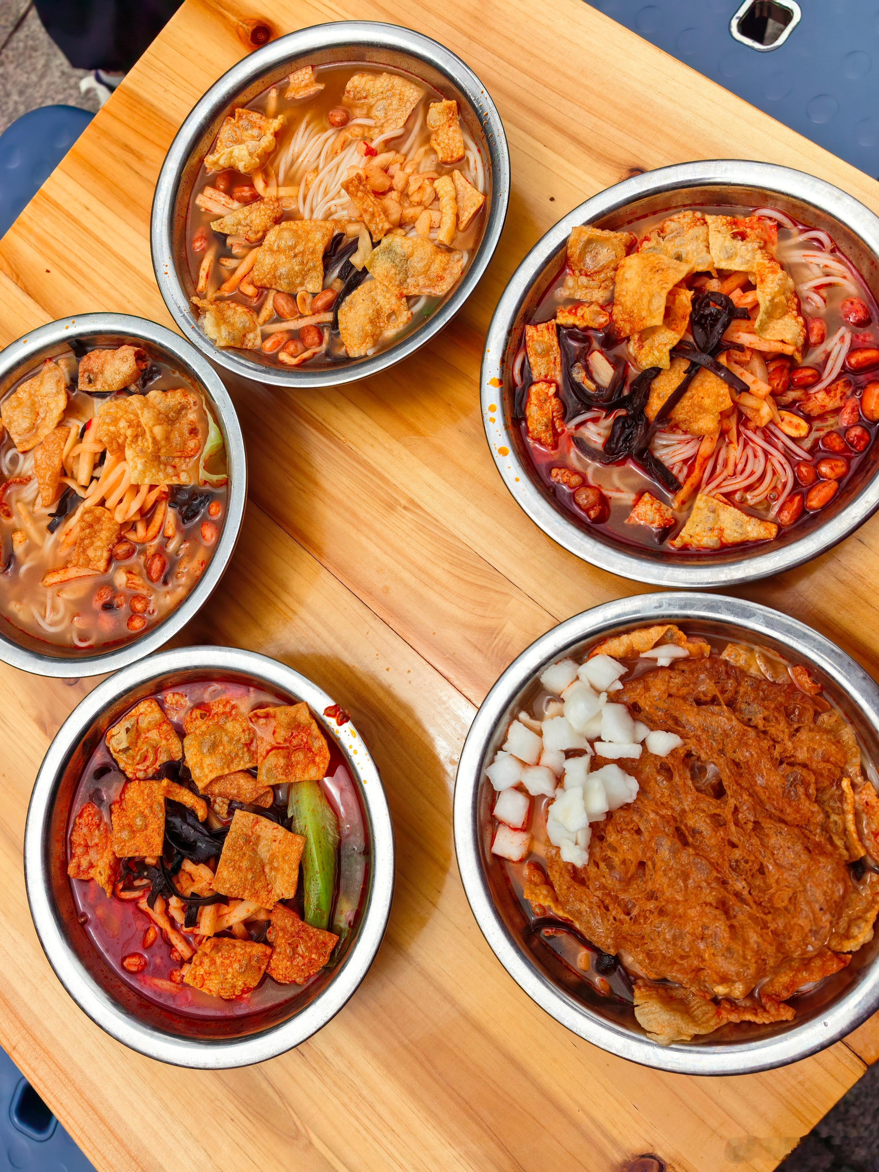 我最近老在仔细观察别人吃多少……中午同事叫我去吃一个好吃的螺蛳粉，我就去吃了，吃