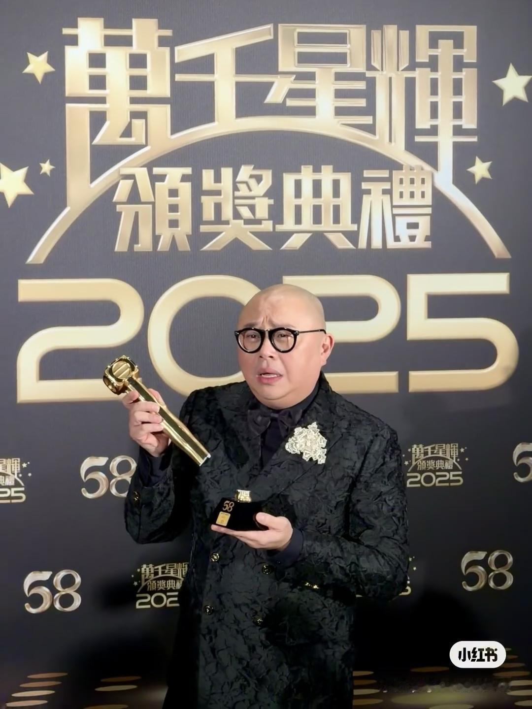 现在看来林盛斌当时的反应绝对有高人指点既没有僵在原地，也没有慌乱，而是他拿