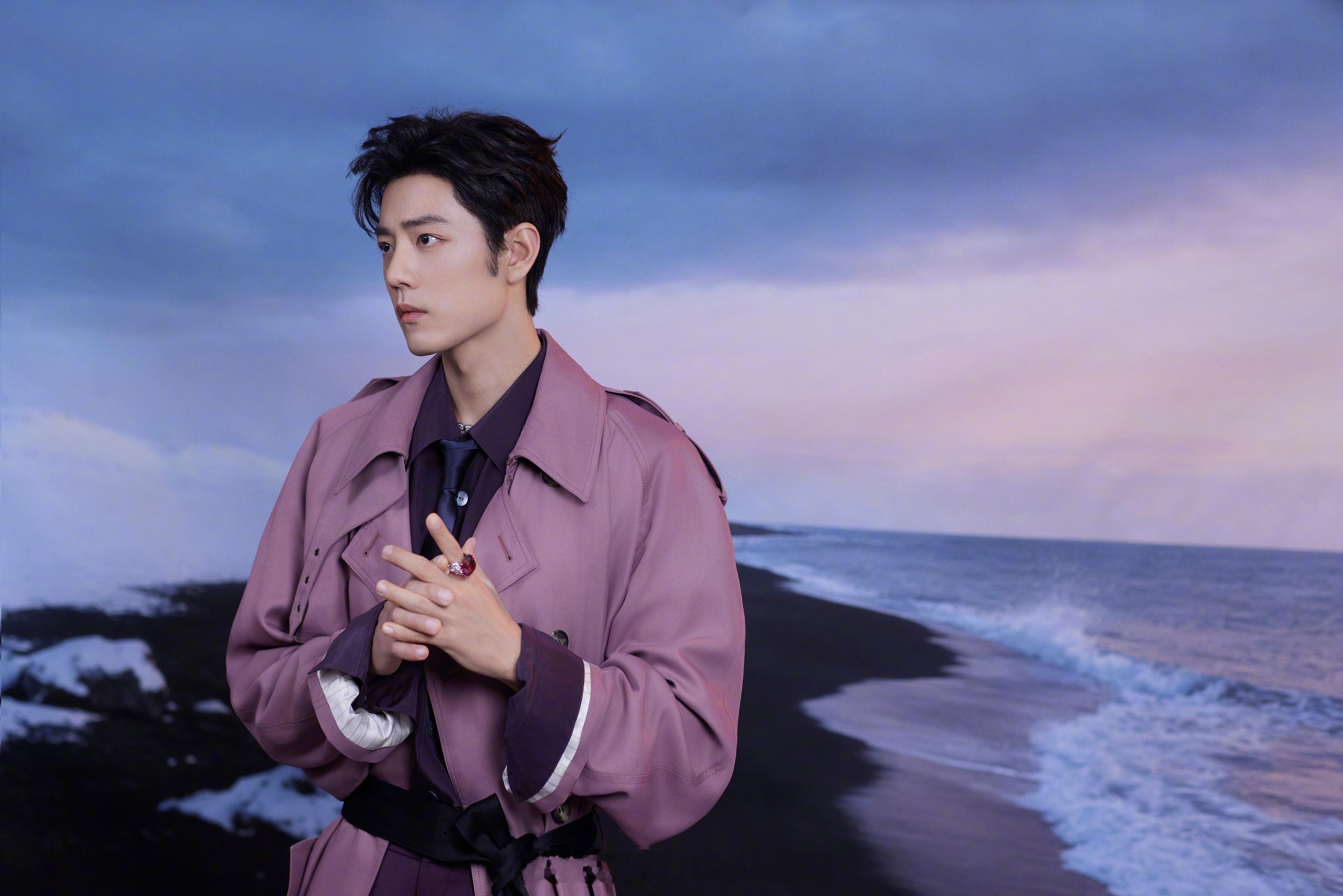 肖战在东方卫视跨年演唱会上，上身了SAINTLAURENT2026春夏系列的