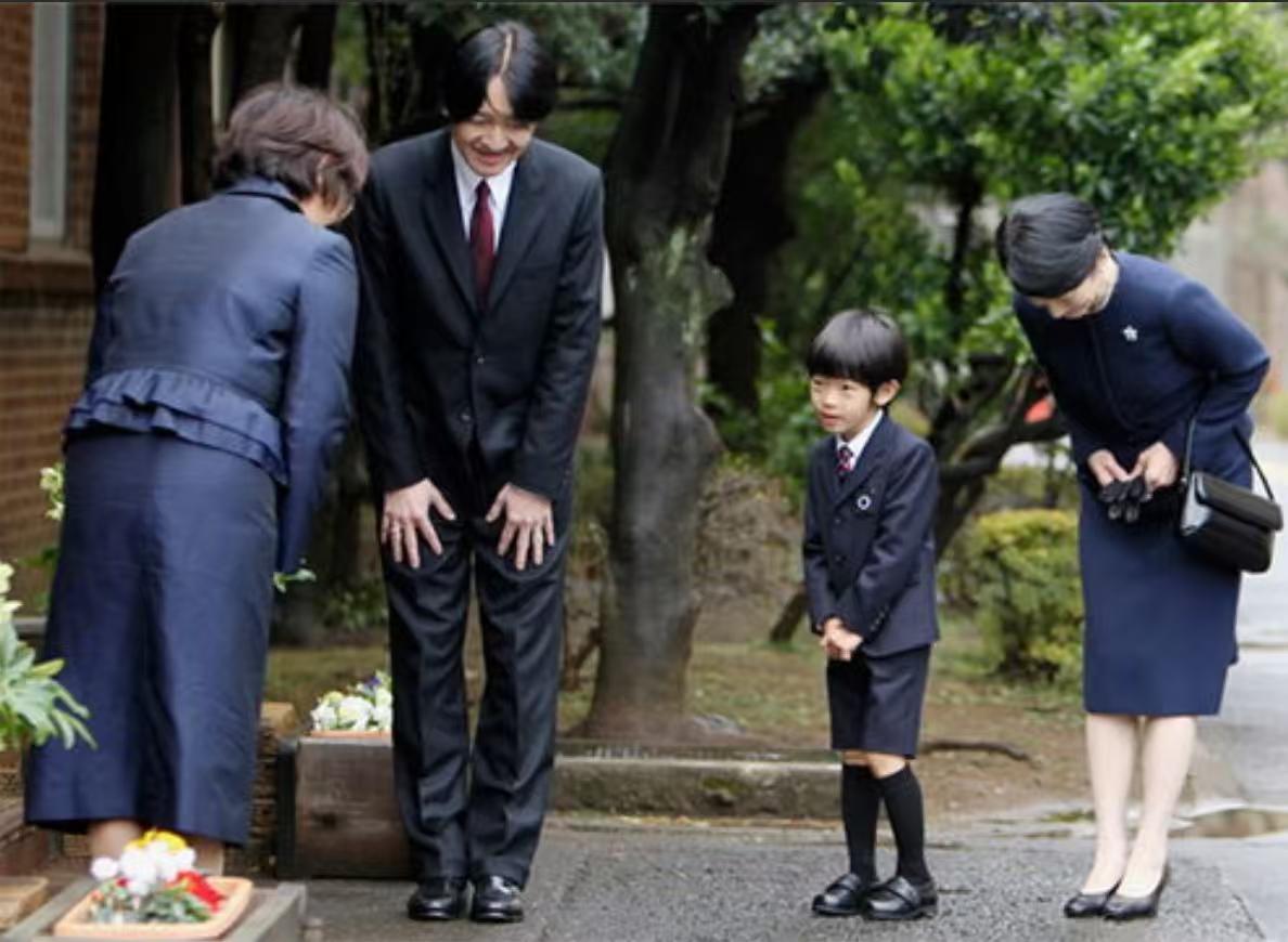 一个好消息，一个坏消息，都与日本有关。先说好消息：前三季度日本被“挤爆”。日
