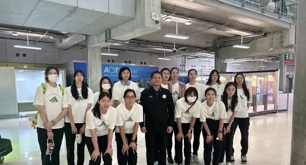高意发文：我们到泰国啦昨天，中国女排抵达了泰国机场，准备参加世锦赛！图片中