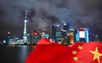 今天的中国这么强大，其实是很反常的，按理说，中国应该比现在更穷、更落后、更弱才对