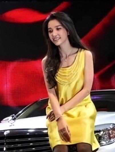 2008年，奔驰邀请李冰冰做代言，她看中了一辆价值200w的奔驰，她对老板撒娇：