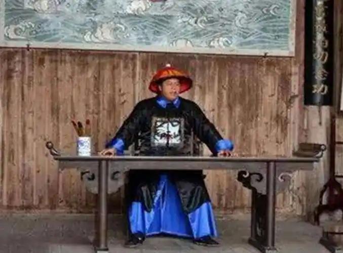 清朝时的一天，华亭知县许公治刚升堂不久，屁股还没坐热，就有一个身形高大的武生如老