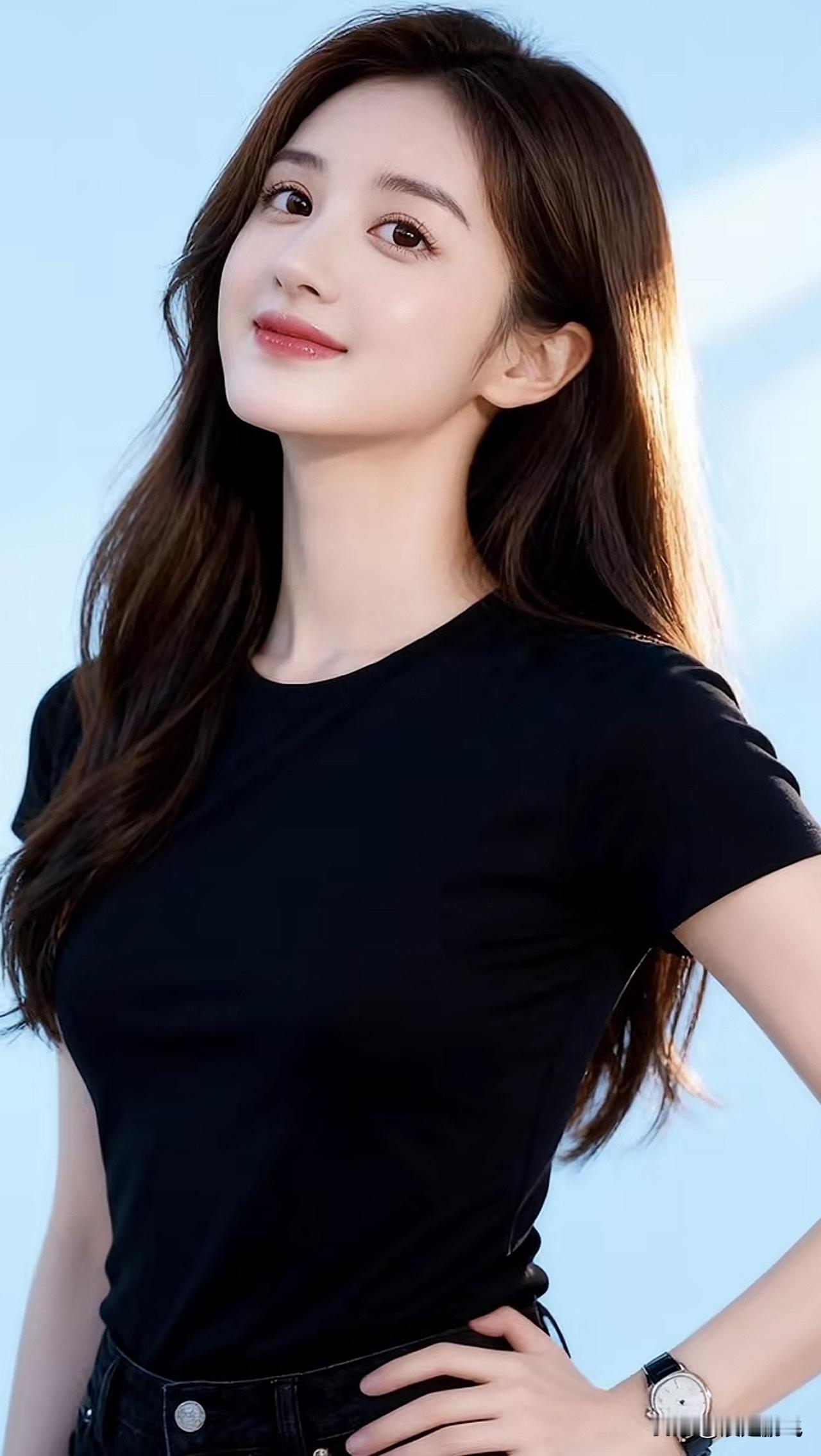 元气少女穿搭指南，简约黑色T恤搭配牛仔裤，清新自然！🌞👗👖蓝色t恤穿搭黑