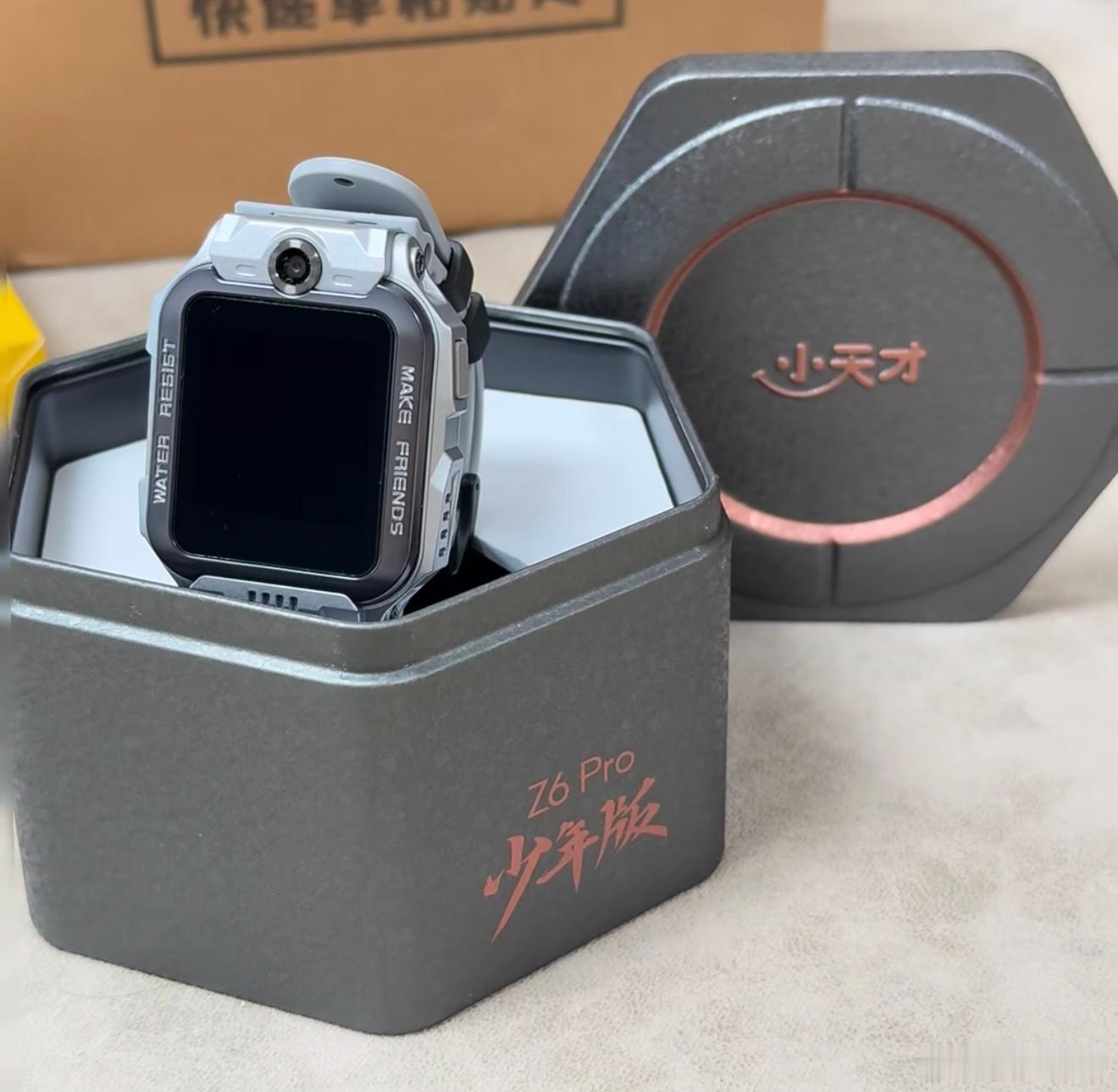 说实话，小天才基础款完全够儿童使用，家长知道位置，能发信息打电话。但Z10或者什