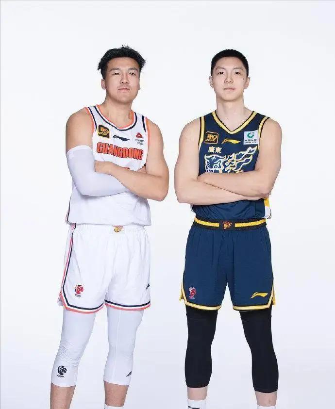 赛前热身，杜锋特意穿过半场，叫住黄荣奇，用力拍了拍他的背。这个拥抱被镜头捕